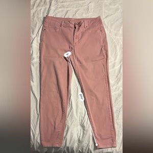 Maurice‘s light pink pants.